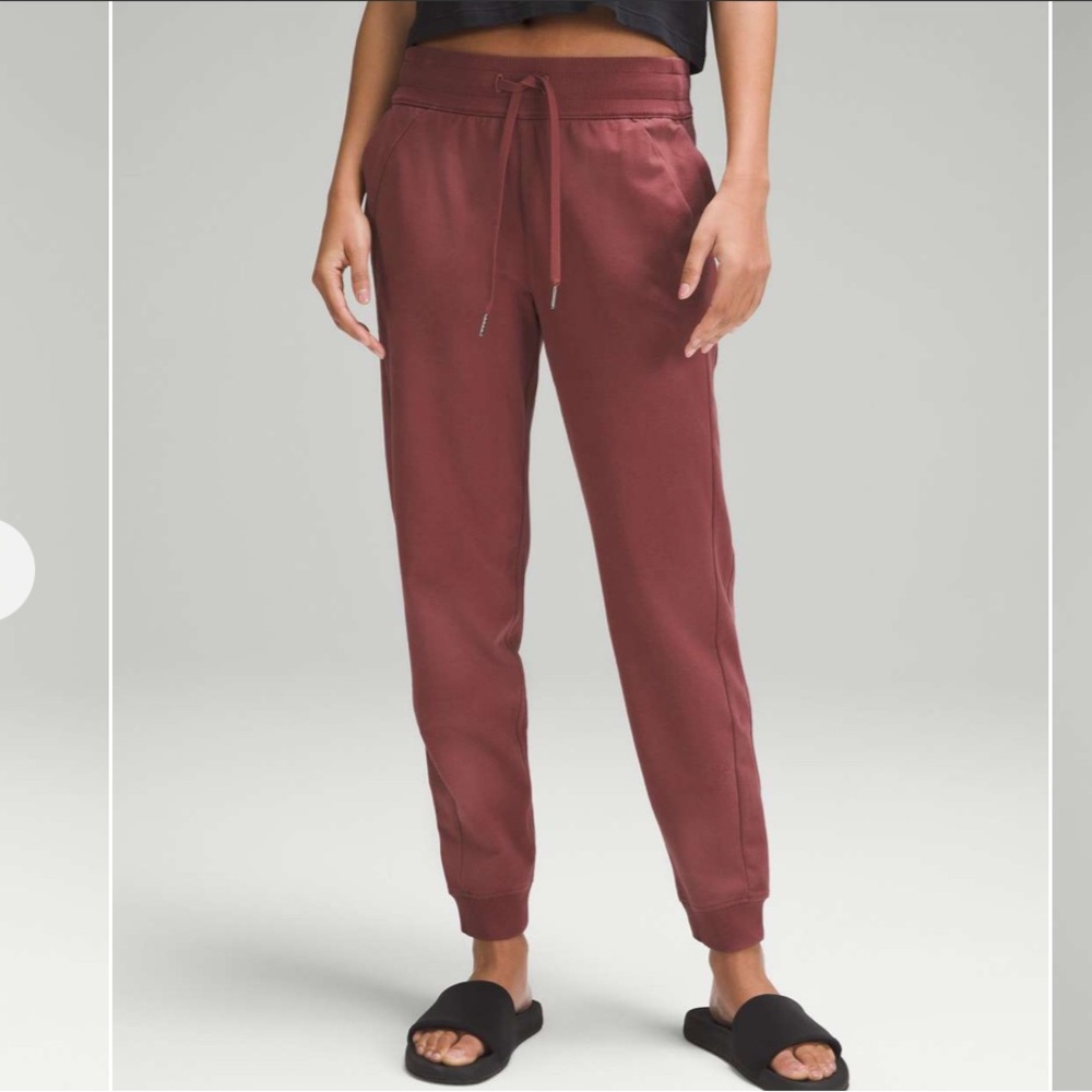Lululemon Scuba High-Rise French Terry Jogger
Smoky Red size 6